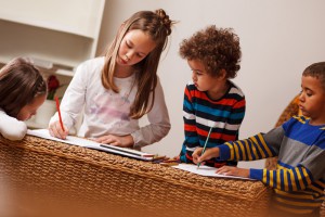 Service garde enfants à domicile Trets Aix en Provence devoirs sortie école garde partgagée